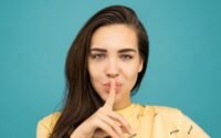 découvrez la sérénité et la paix intérieure à travers le silence. ce voyage intérieur vous invite à explorer les bienfaits du calme et de la tranquillité dans un monde souvent agité. laissez de côté le bruit extérieur et plongez dans une expérience apaisante.
