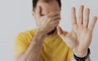 découvrez le concept de l'évitement dans les relations et la psychologie. apprenez à reconnaître les comportements évitants, leurs causes et des stratégies pour surmonter cette tendance afin d'améliorer vos relations personnelles et professionnelles.