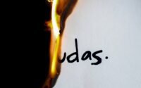 découvrez les subtilités de la trahison à travers des récits poignants et des analyses approfondies. plongez dans un univers de secrets et de mensonges où la loyauté est mise à l'épreuve et où chaque personnage a ses propres motivations. explorez les conséquences dévastatrices de la trahison et les leçons à en tirer.