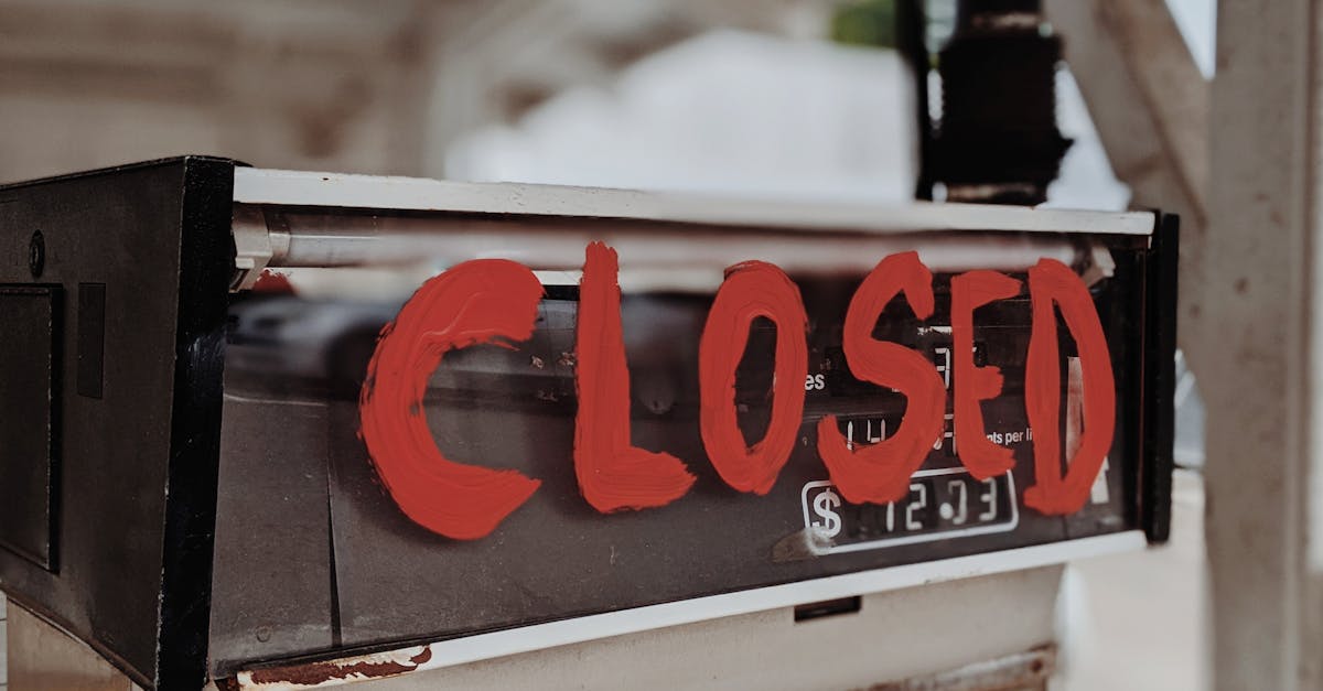 découvrez la définition du terme 'closure' en programmation, son utilité, ses avantages et des exemples simples pour mieux comprendre ce concept clé du développement logiciel.