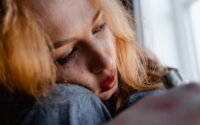 découvrez 'ex feelings', une exploration profonde des émotions complexes liées aux anciennes relations. plongez dans un récit captivant qui examine la nostalgie, la passion et les souvenirs, mêlant témoignages poignants et réflexions personnelles sur l'amour perdu.