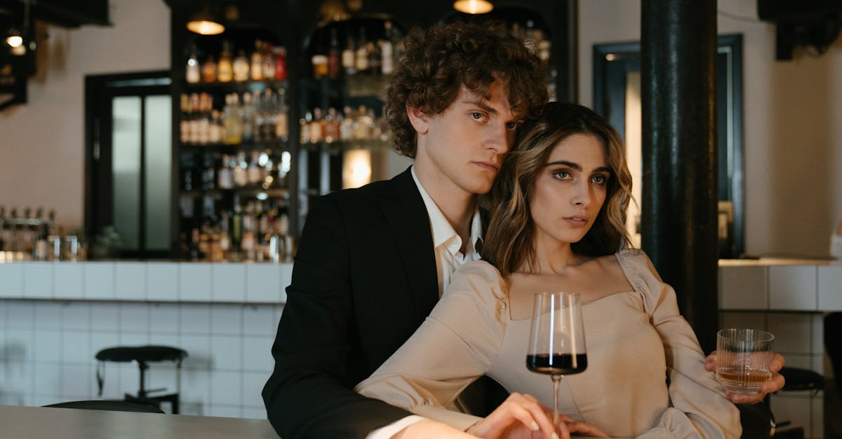 découvrez l'art du flirting : astuces, conseils et techniques pour séduire en toute confiance et établir des connexions authentiques. apprenez à maîtriser le jeu de la séduction avec élégance, humour et respect.