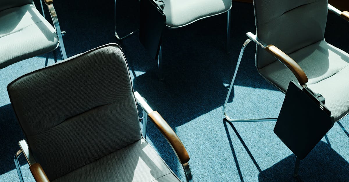 découvrez tout ce qu'il faut savoir sur l'absence : définitions, implications au travail ou à l'école, droits et démarches à suivre en cas d'absence prolongée ou justifiée.