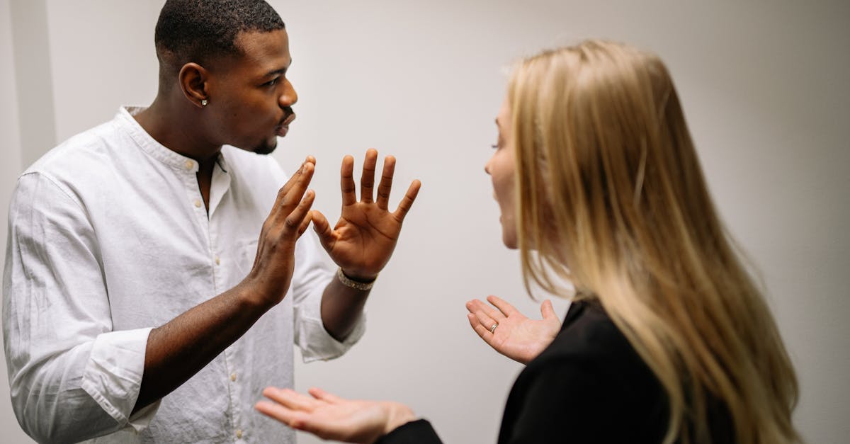 découvrez comment le body language influence la communication, les relations et la perception de soi. apprenez à décoder les gestes, les postures et les expressions pour mieux comprendre et interagir avec votre entourage.
