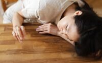 découvrez tout ce qu'il faut savoir sur l'infidélité : définitions, causes, conséquences et conseils pour surmonter cette épreuve au sein du couple.