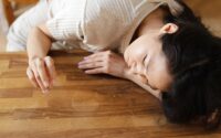 découvrez tout ce qu'il faut savoir sur l'infidélité : définitions, causes possibles, conséquences sur le couple et conseils pour surmonter cette épreuve ensemble.