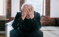 découvrez la signification du regret, ses causes et son impact sur la vie quotidienne. apprenez à surmonter ce sentiment et avancer sereinement grâce à des conseils pratiques.