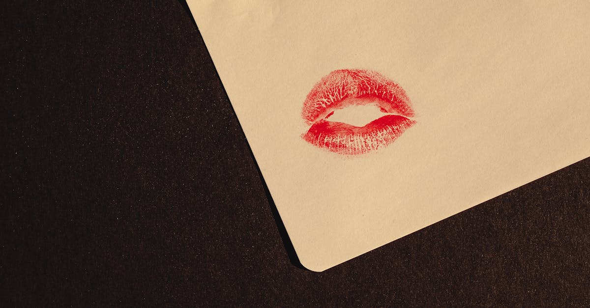 découvrez les secrets de la séduction : conseils, techniques et astuces pour séduire avec confiance et authenticité, que ce soit lors d'une rencontre ou pour renforcer une relation existante.