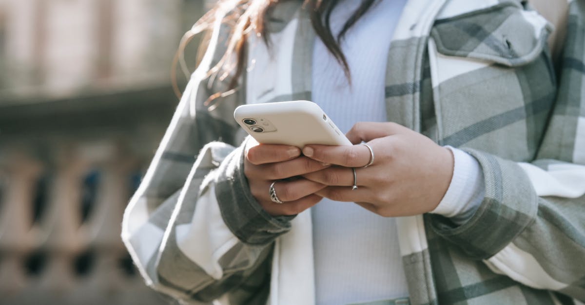 découvrez comment maîtriser l’art de la séduction par sms avec des conseils pratiques, des exemples de messages et des astuces pour captiver l’attention de la personne qui vous plaît.