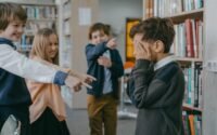 découvrez la signification du terme « behavior » et son importance dans divers domaines tels que la psychologie, l’éducation et le management. comprenez comment les comportements influencent notre vie quotidienne et les interactions sociales.
