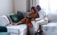 découvrez tout ce qu'il faut savoir sur la cohabitation : avantages, conseils pratiques et démarches pour vivre ensemble harmonieusement, que ce soit entre amis, en couple ou colocataires.