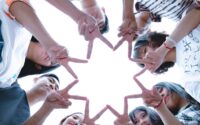 découvrez tout sur l'amitié : son importance, les clés pour entretenir une véritable relation d'amitié et des conseils pour développer des liens durables et sincères.