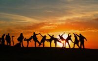 découvrez la véritable signification de l'amitié, ses valeurs essentielles, et les conseils pour cultiver des relations sincères et durables entre amis.