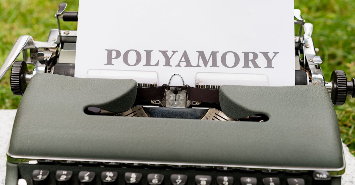 découvrez le polyamour : une approche des relations amoureuses basée sur la transparence, le respect et la liberté d’aimer plusieurs personnes en toute honnêteté et consentement.