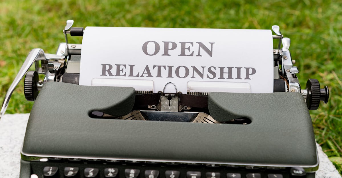 découvrez le polyamour : une approche des relations amoureuses basée sur l’honnêteté, la communication et la liberté d’aimer plusieurs personnes en toute transparence. explorez ses principes, ses avantages et ses défis.