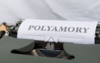découvrez ce qu'est le polyamour : une approche des relations amoureuses basée sur l'honnêteté, la communication et la possibilité d'aimer plusieurs personnes simultanément. explorez ses principes et ses bienfaits.
