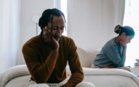 découvrez la signification de la réconciliation, ses étapes, ses bienfaits et des conseils pratiques pour renouer des liens ou apaiser des conflits, qu’ils soient personnels, familiaux ou professionnels.