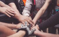 découvrez la signification et l'importance de la confiance (trust) dans les relations personnelles et professionnelles, ainsi que des conseils pour renforcer la confiance au quotidien.