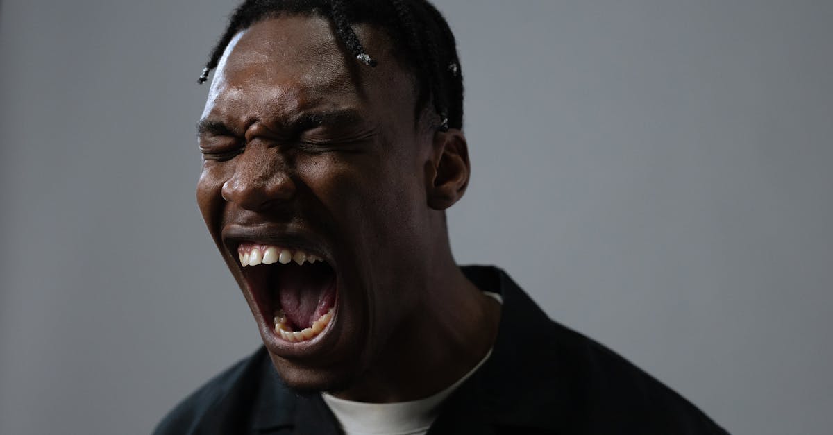 découvrez des stratégies efficaces pour gérer la colère de votre ex et maintenir une communication apaisée.